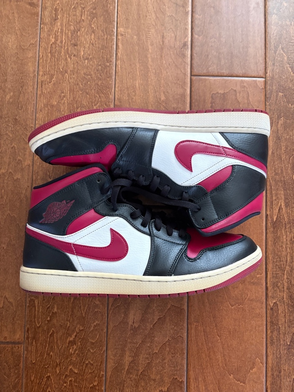 Jordan Mid Sneakers - Black/White/Red
